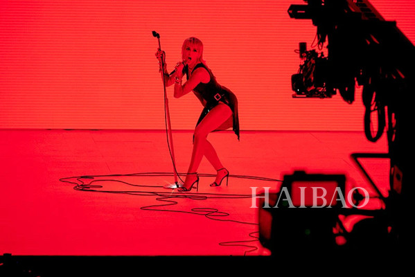 Gaga连换9套装备,贝拉和盆栽哥VMA“重聚”