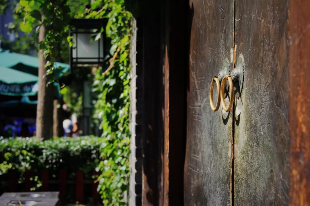 水深波浪静，人贵声音低