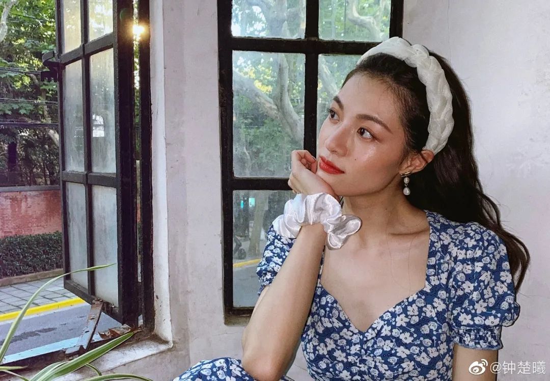 jennie最新配饰,jennie蝴蝶结半扎发