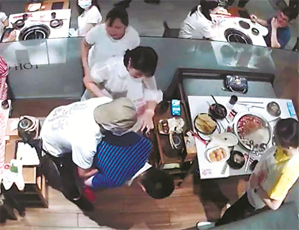 外卖小哥冲进火里救人,外卖小哥不顾寒冷入水施救