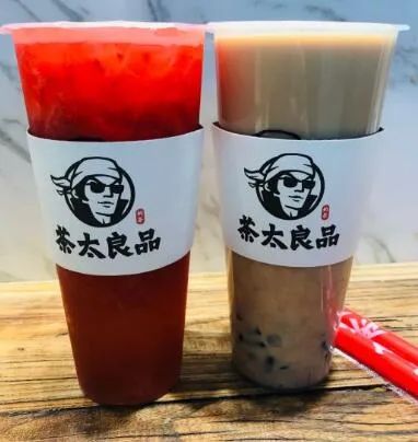 入秋第一杯52块钱的奶茶,奶茶刷爆朋友圈的秋天的第一杯