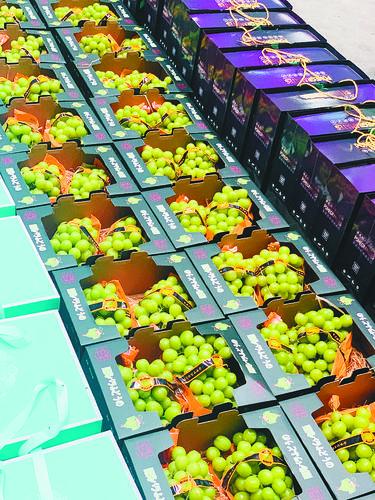 衢州新闻网丨蟹鲜味美，水果礼盒需求旺，蔬菜价格小幅上涨，记者探访节前农副产品市场