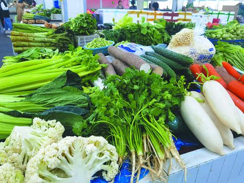 衢州新闻网丨蟹鲜味美，水果礼盒需求旺，蔬菜价格小幅上涨，记者探访节前农副产品市场