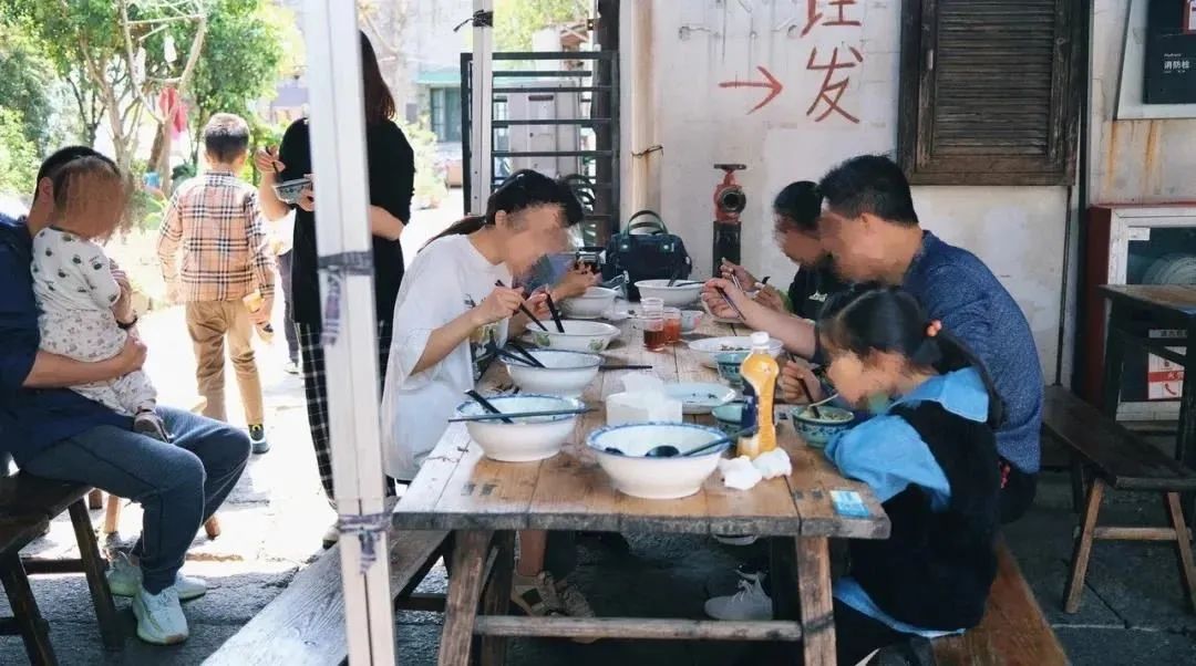 今天，中秋邂逅国庆！拱墅一身“红妆”一城月色，映照万千团圆至味！