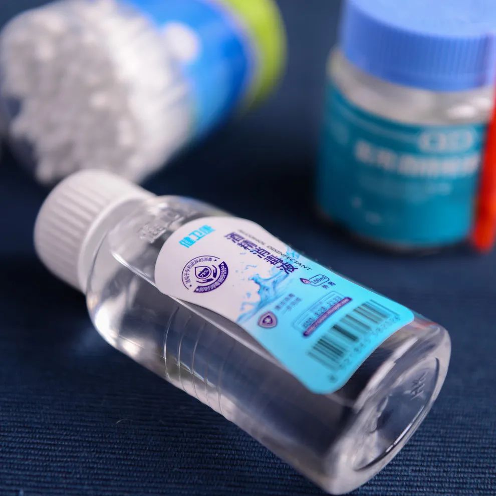 小心被没收！大闸蟹、白酒能带上高铁吗？火车*禁品违**清单来了