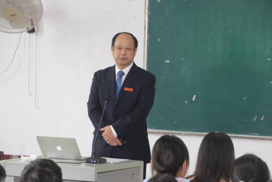 湖北理工学院*党**委副书记李金奇，副校长尹念东、肖文胜、涂立桥为新生讲“大学生德育第一课”