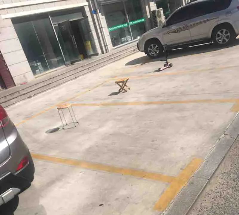 饭馆门口的停车位是属于商家的吗,饭店门口的收费停车位归商家管吗