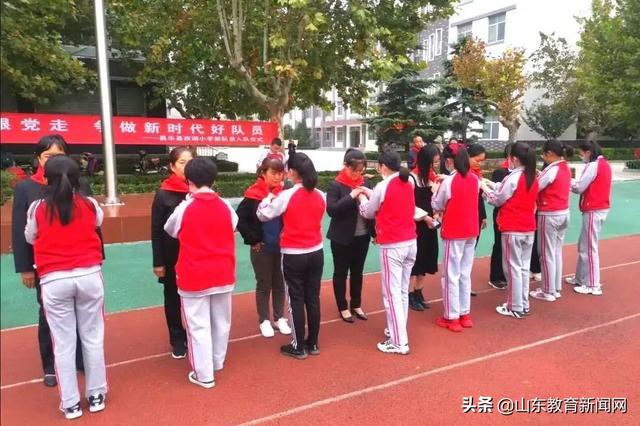 高举团旗跟党走黑板报,高举团旗跟党走主题板报