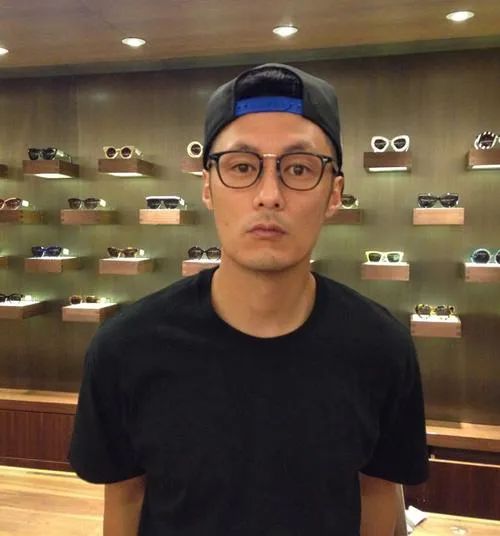 怎么看待眼镜暴利,一副眼镜的暴利模式