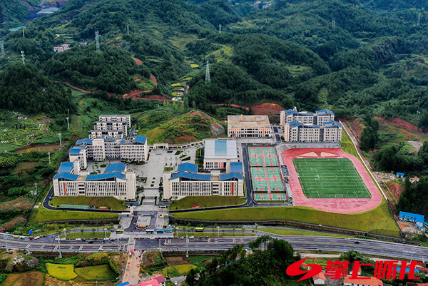 “上靠*党**中央下靠手一双”——新晃侗族自治县聚合内力推进脱贫攻坚纪实