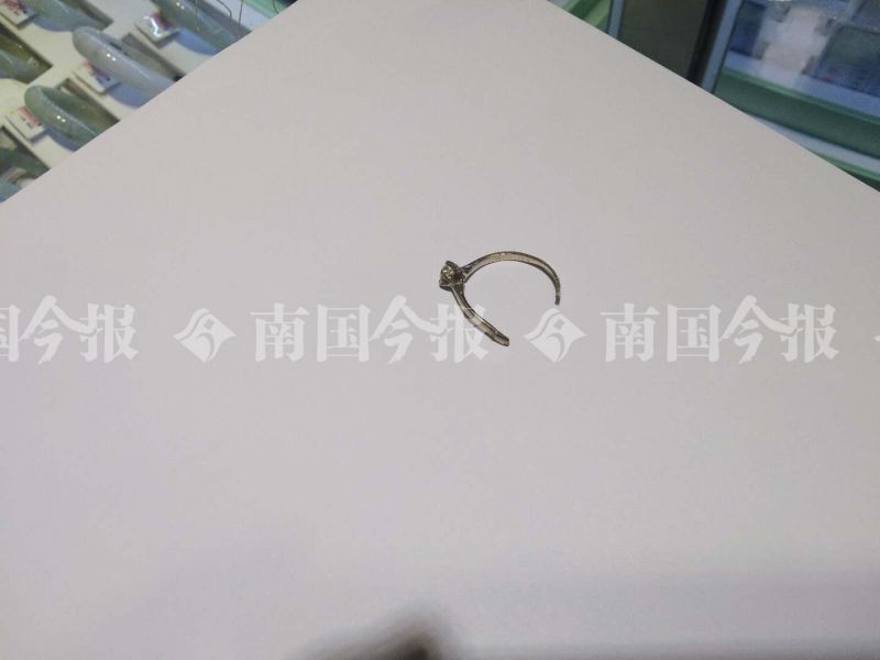 什么?柳州妹子花4000多元买了个钻戒,却被俩小伙剪断了