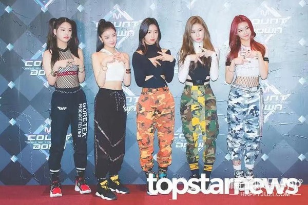 娱乐圈土味审美大赏！渔网袜透明雨衣蕾丝内衬，求双没看过的眼睛