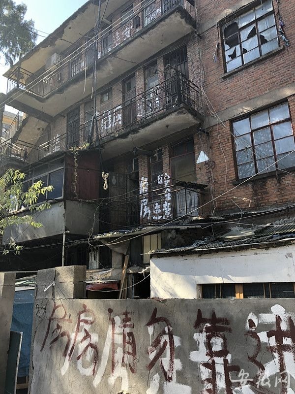 小区被鉴定为危房后谁来重建,住宅小区被评为危房怎么办