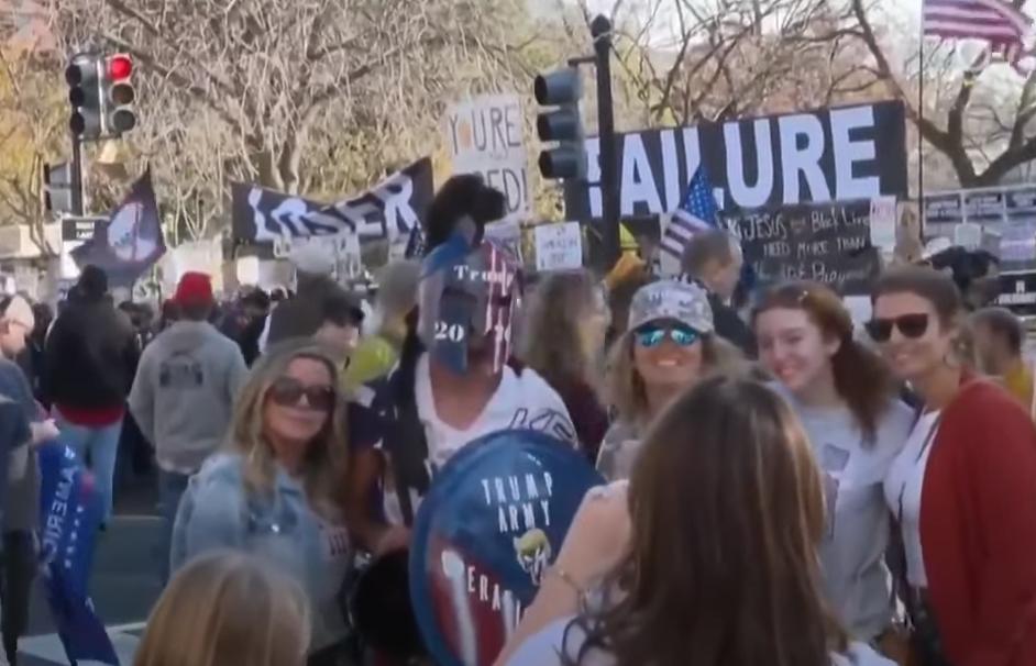 大批特朗普支持者正在进军华盛顿,特朗普的支持者们高声欢呼
