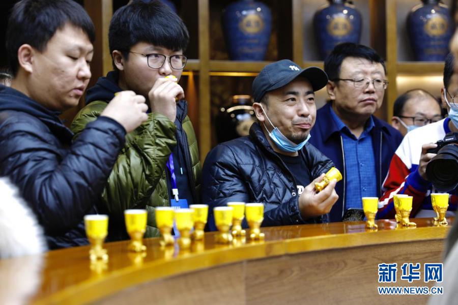 借问酒家何处有汾酒,借问酒家何处有杏花村