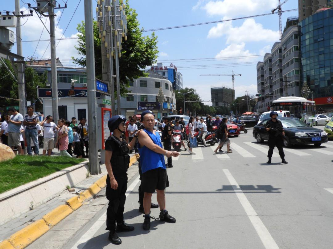 与民警持枪对射、逼人剁手指,这个“黑老大”判了