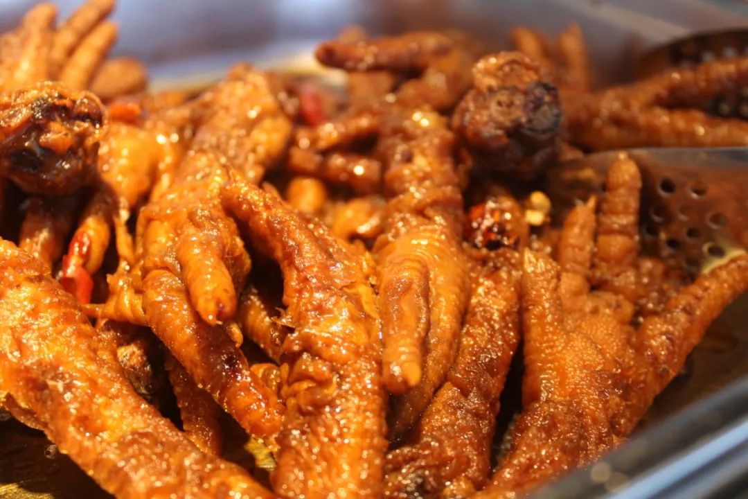 卢氏汉釜宫：海鲜、烤肉、小吃...通通不限量！豪横自助来啦！39.9元购汉釜宫单人自助餐，海鲜、烧烤、牛排、甜点...都是你的！