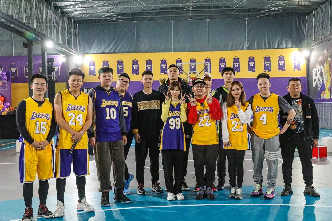 猴哥痞幼上车,猴哥痞幼走红毯