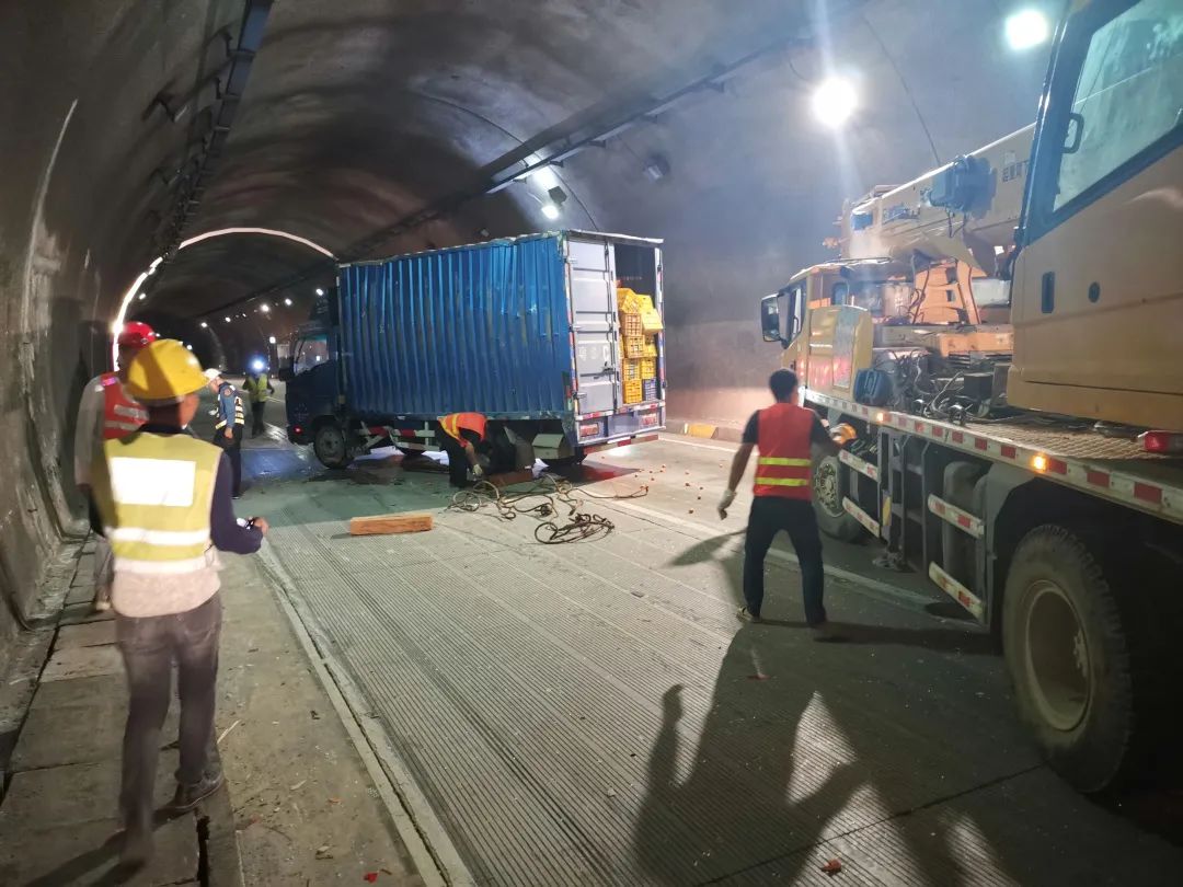 大货车侧翻有多危险,违停避险车道造成货车侧翻