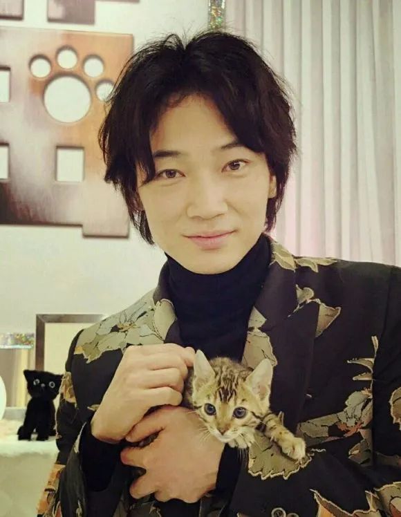 日本变态专业户，最近爱演BL