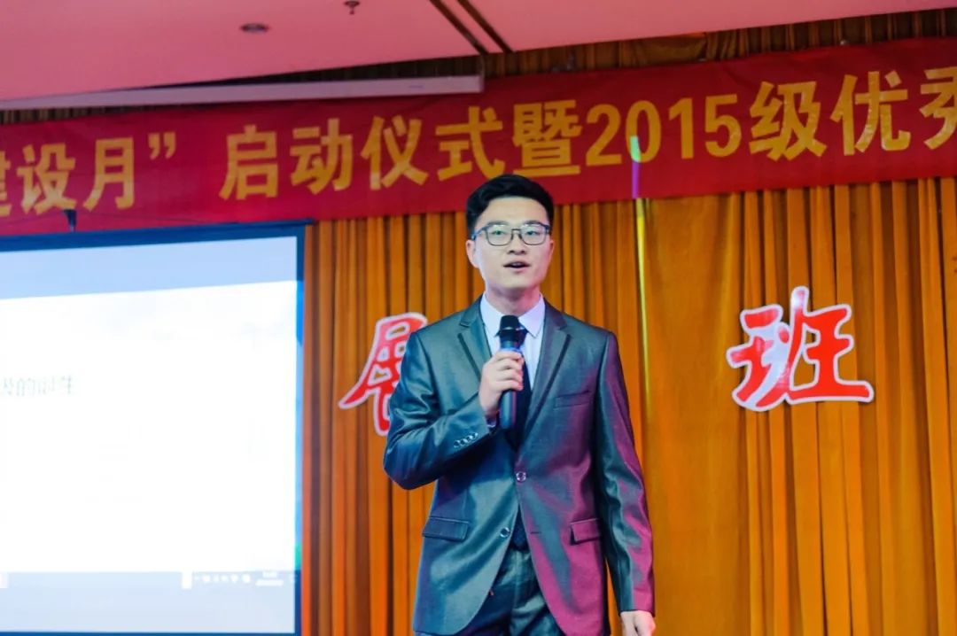 向优秀看齐向榜样靠拢,向优秀的前辈们看齐