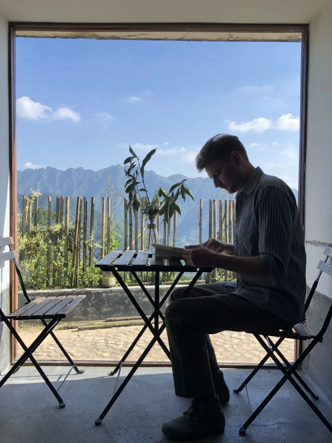 差别在哪？丽水普通山里农耕，却被俄罗斯小伙过成“田园诗”，获赞千万