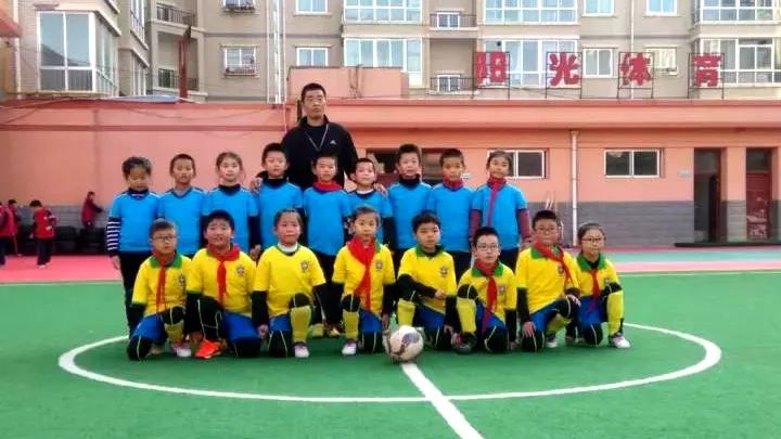 临洮县实验三小校园足球比赛,实验二小踢足球比赛直播