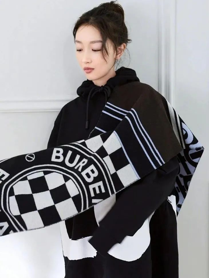 配饰狂|程潇的大牌围巾，logo特大但不显老