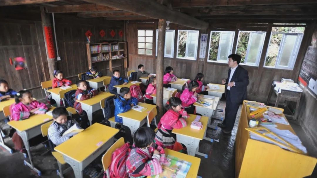 教师坚守初心牢记使命,不忘教师初心坚守三尺讲台