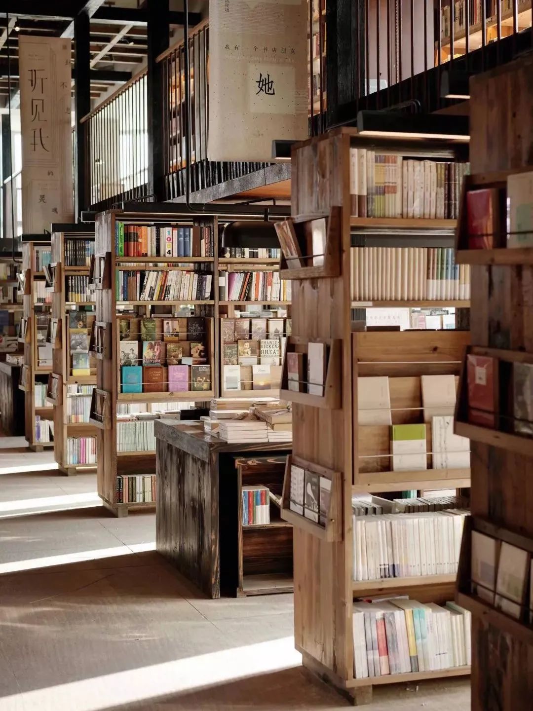 你家楼下的免费展览空间，晒着暖烘烘的太阳散步去吧