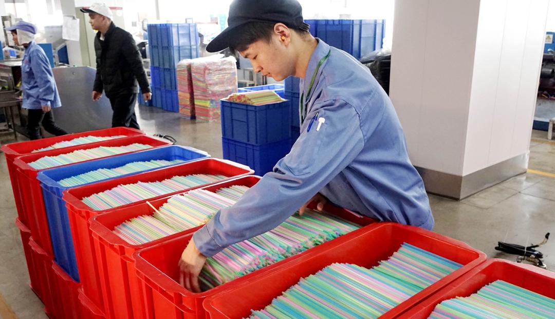 「e公司调查」超500亿资本杀入这一行业！“吸管大王”每月产值疯涨50%，却有企业收退货通知！禁塑令月考，厂家却在担心这一现象