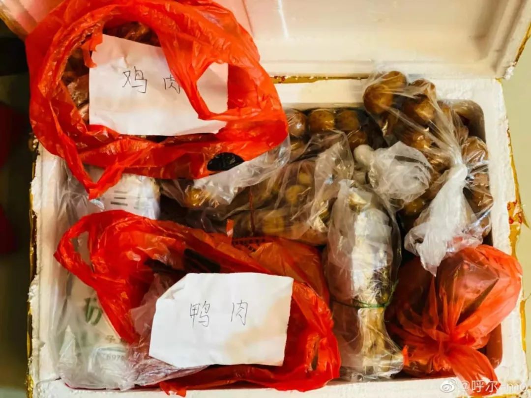 笑出眼泪！听说我不回家过年，爸妈寄来了一头羊......