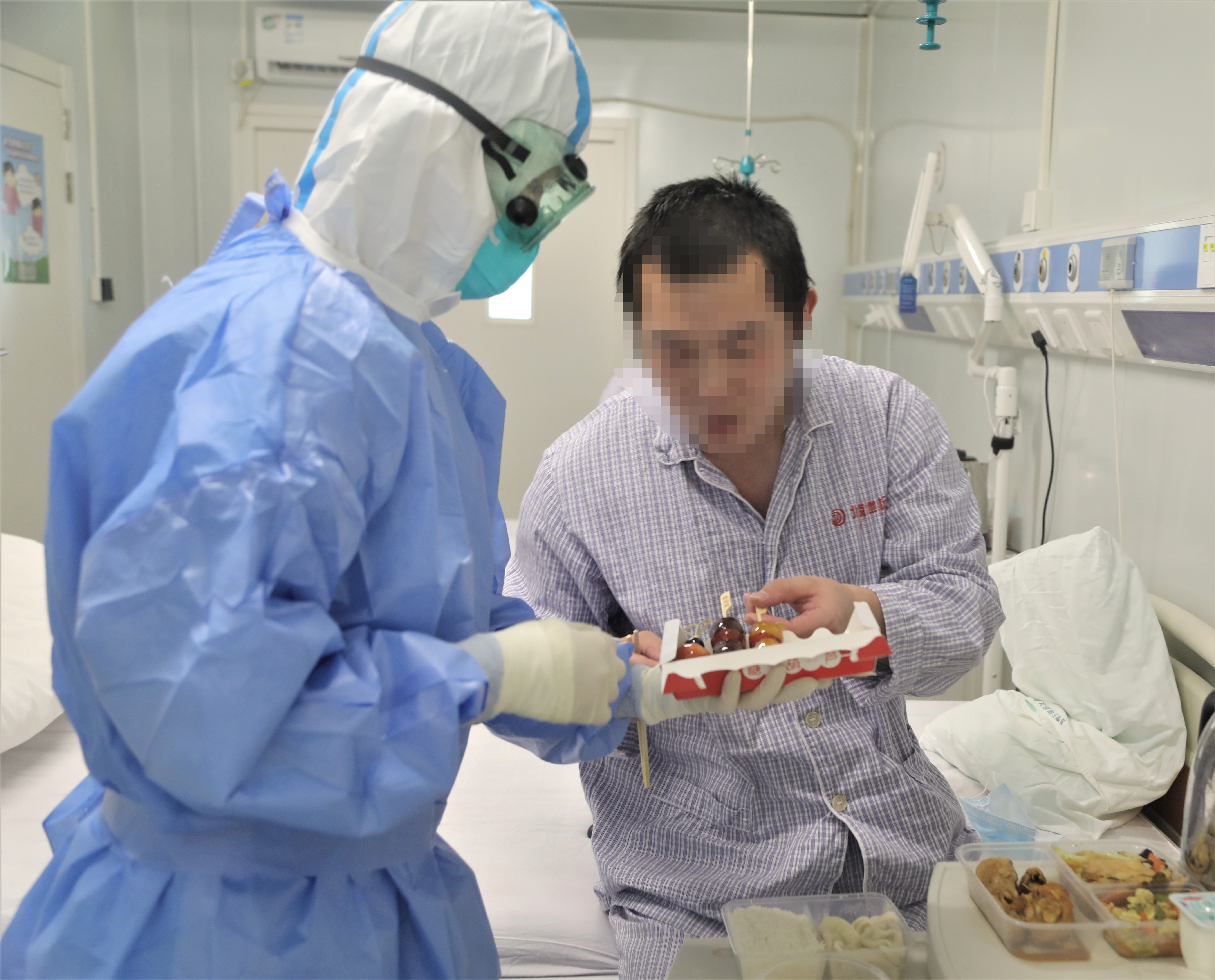 “一个拥抱,就是最好的‘治疗剂’”——应急隔离区的别样小年