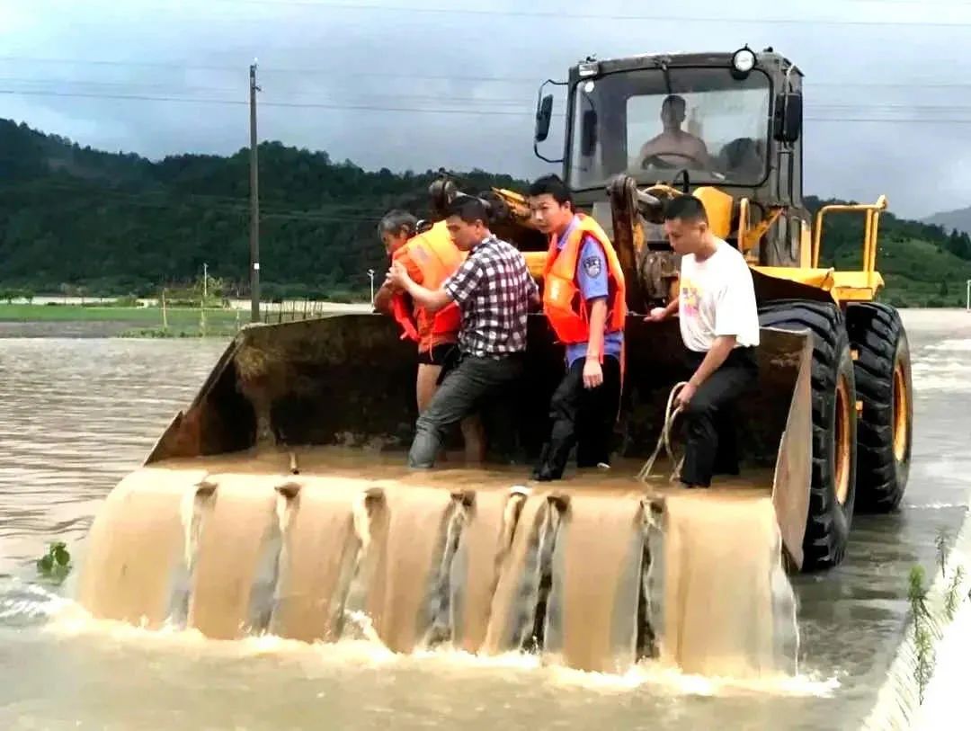 勇立潮头续写华章,勇立潮头继往开来