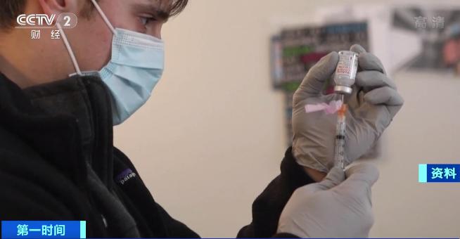 假装给老人打疫苗,年轻人假扮老人打疫苗