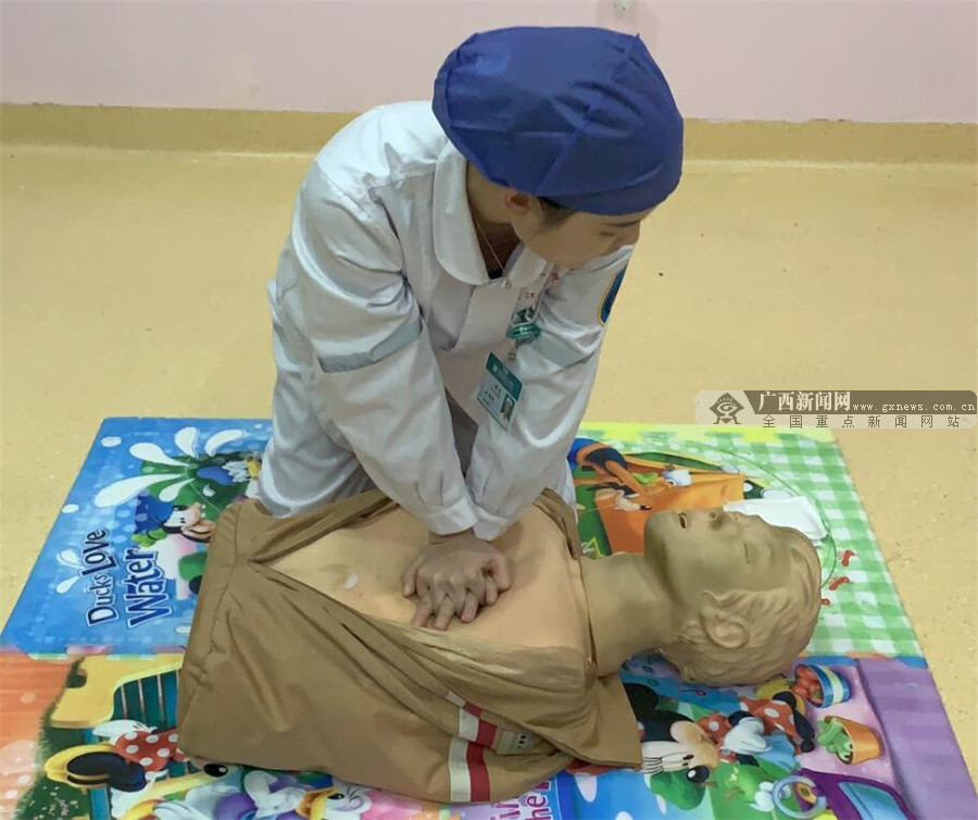 南宁一男子踢球突发心梗关键时刻要牢记这个手法