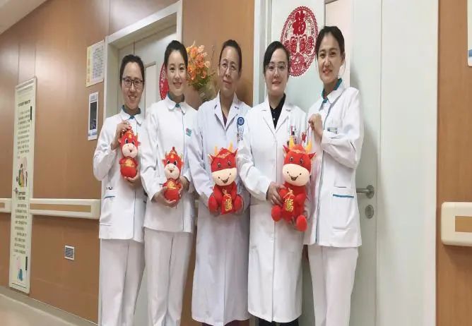 妇产科医护人员坚守岗位,产科医生节日坚守岗位