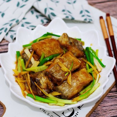 老妈烧的正宗家常菜,老妈教你烧带鱼