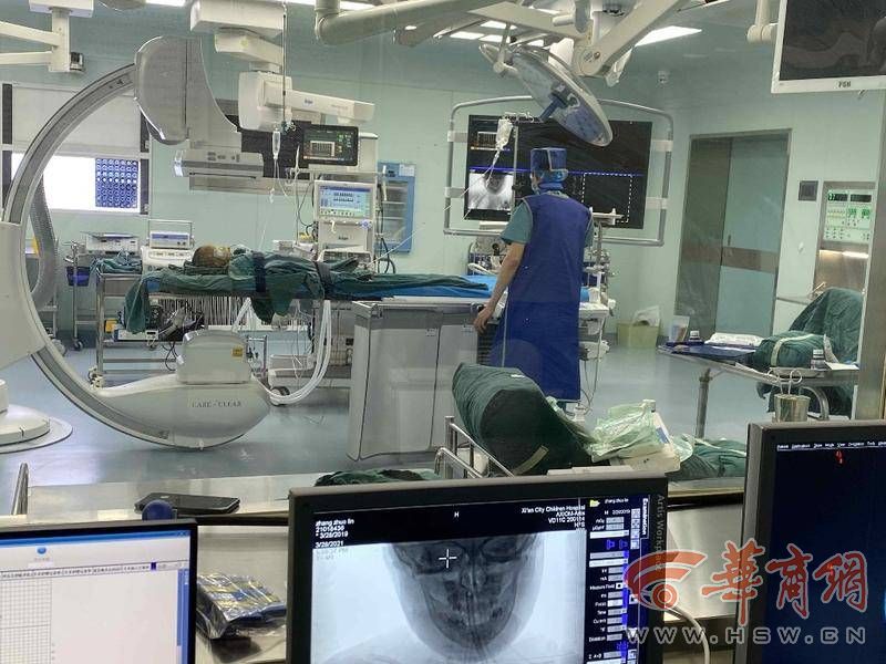 西安男孩骑自行车摔倒撞倒孩子,2岁男童意外摔倒