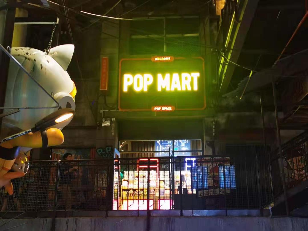 实探丨超5万人排队，深圳文和友刷屏！网红奶茶跑腿费300，网友：看不懂……“大热天”排队背后，是各路资本的新玩法