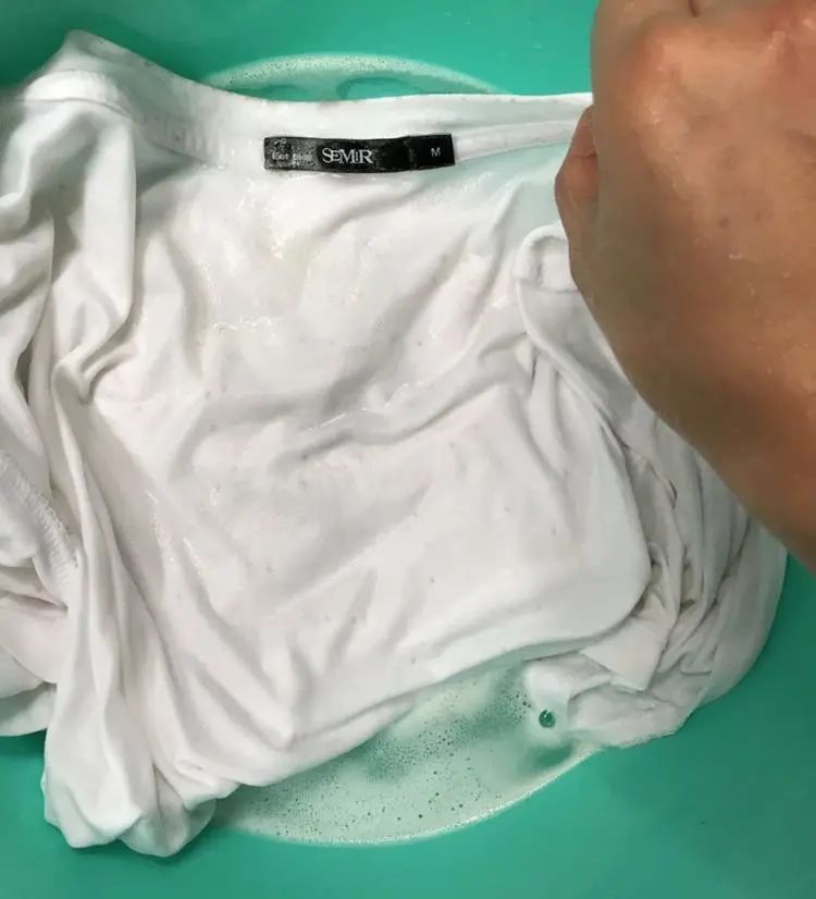 白衣服黄了怎么洗都洗不掉,白衣服有霉点怎么洗下来