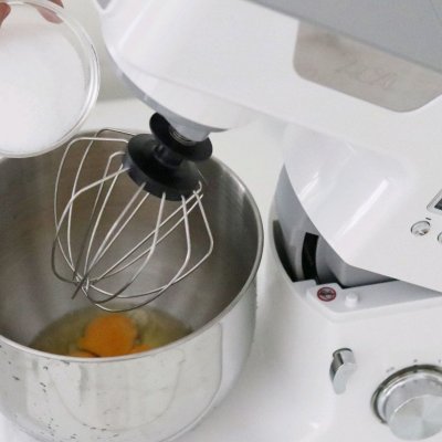 今天来做个足球翻糖蛋糕,早上来一碗热乎乎的玉米糊