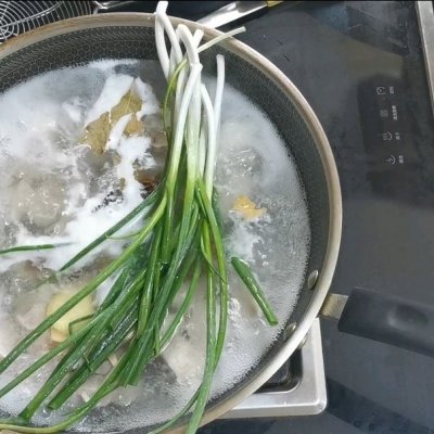 营养又暖身冬季里不可放过的汤品,冬季进补鲍鱼炖鸡的好处