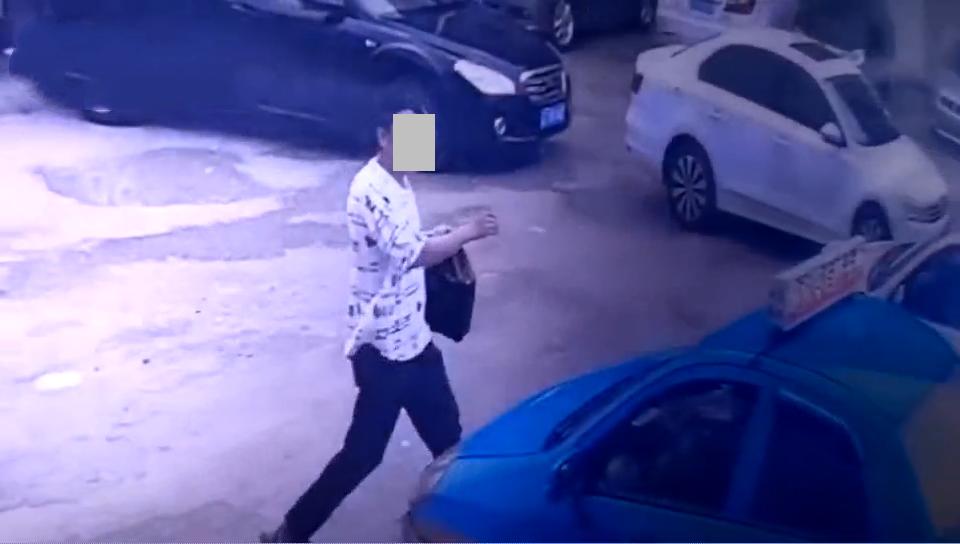 男子冒充女子诈骗邻居钱财,男子冒充女子骗取1000元