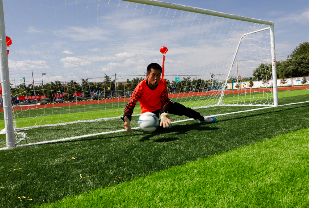 古浪县第二届小学足球联赛开幕式,绿茵场追逐足球梦