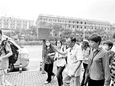 唱歌、朗诵、表演，“双反”*行游**形式丰富醒民众宣传、纠察、救护，“第二”阵线组织严密培干才