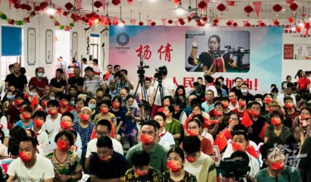 射击冠军杨倩笑容,中国选手杨倩勇射落奥运会首金