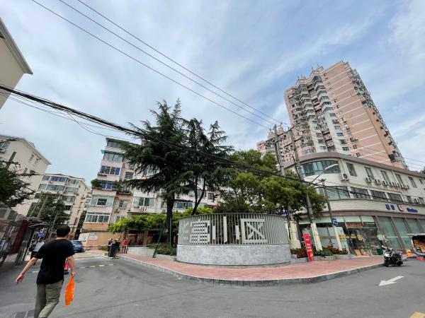 拆掉240米长围墙后，紧邻上海内环的这4个老公房小区，开始“逆袭”