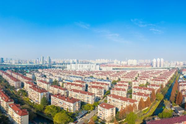 拆掉240米长围墙后，紧邻上海内环的这4个老公房小区，开始“逆袭”