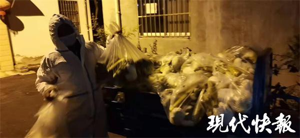 顺丰小哥为封控小区送物资,顺丰小哥为封控小区配送物资